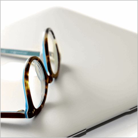 Das Bild für den Blogbeitrag "Recherchieren und zitieren aus beck-online" zeigt eine Brille, die auf einem zugeklappten Laptop liegt Das Bild für den Blogbeitrag "Recherchieren und zitieren aus beck-online" zeigt eine Brille, die auf einem zugeklappten Laptop liegt